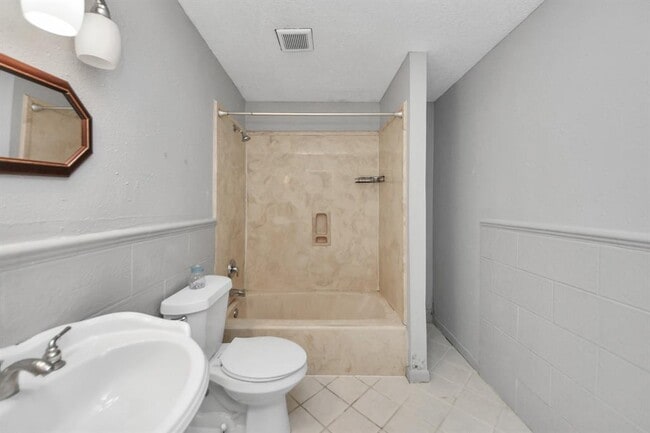 Building Photo - 914 Kress St