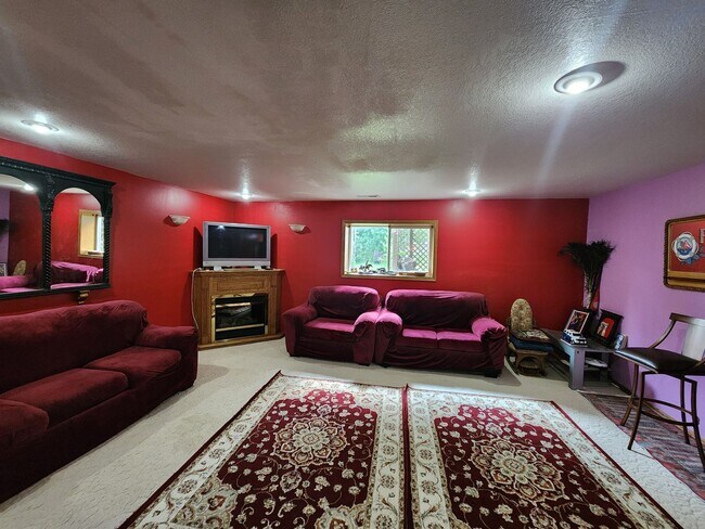 Building Photo - 5bd 3ba Available in Eastern Sioux falls