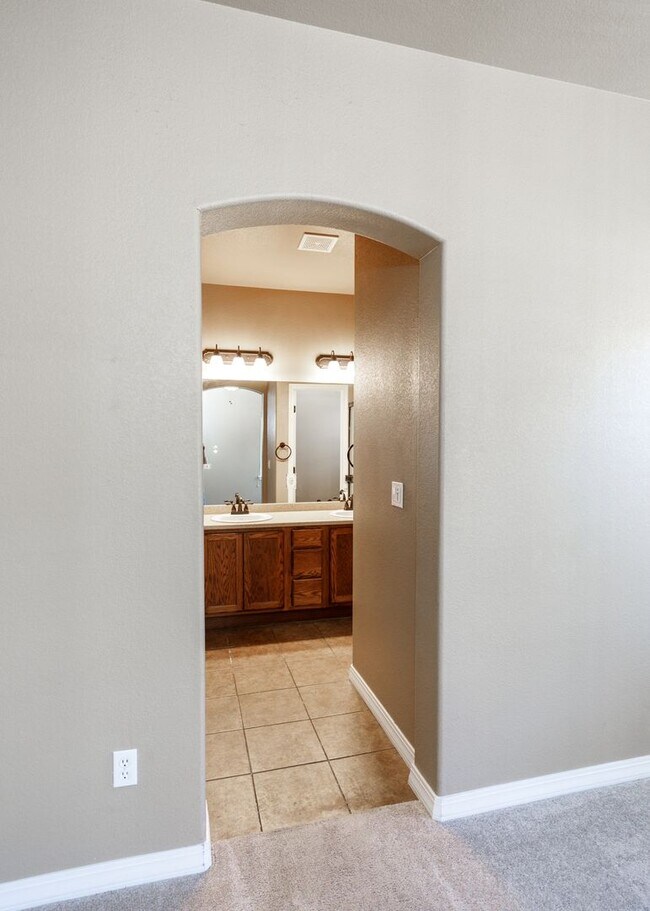 Building Photo - Westside 3 Bed Townhouse in Gold Hill Mesa