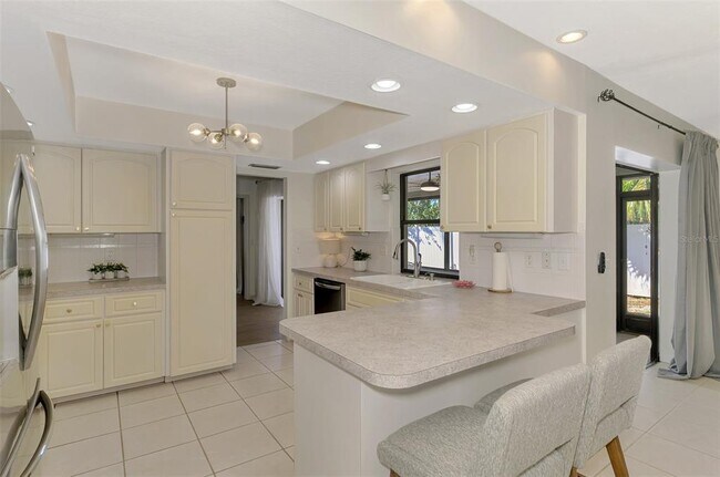 Building Photo - 2221 Pine View Cir