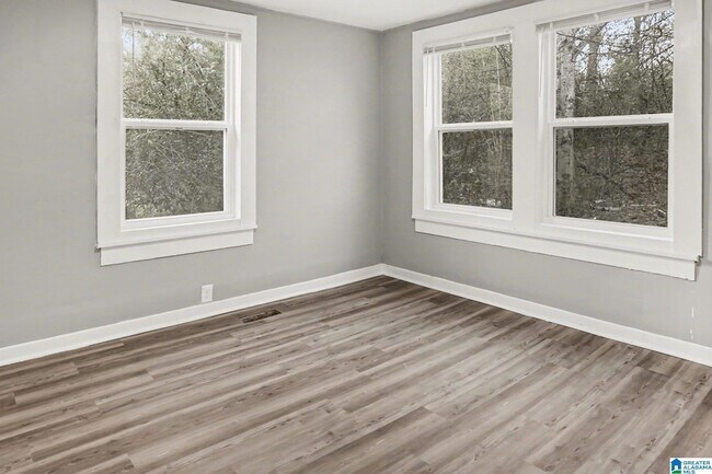 Building Photo - 3640 Wenonah Rd SW