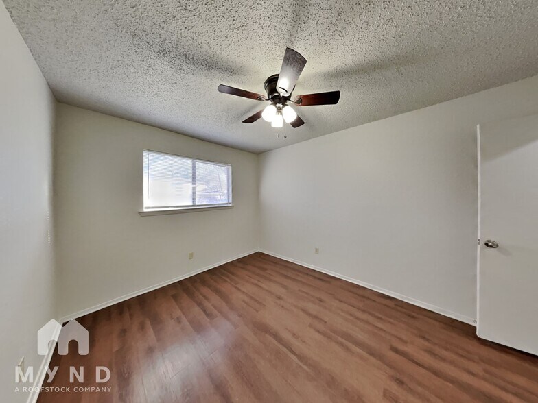 Building Photo - 1303 Berry Dr