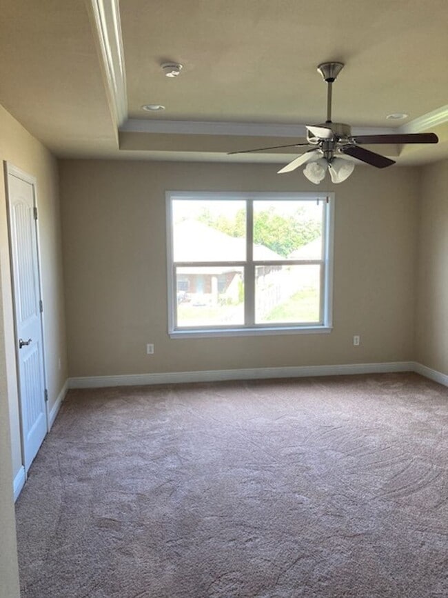 Building Photo - Spacious 4 Bedroom