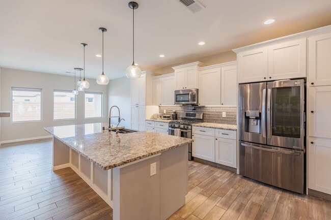 Building Photo - Modern 4 Bed 3 Bath - Pets Allowed!