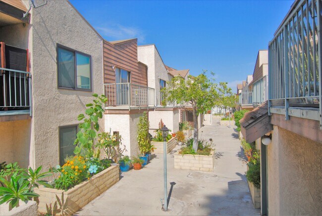 Building Photo - 746 N Eucalyptus Ave