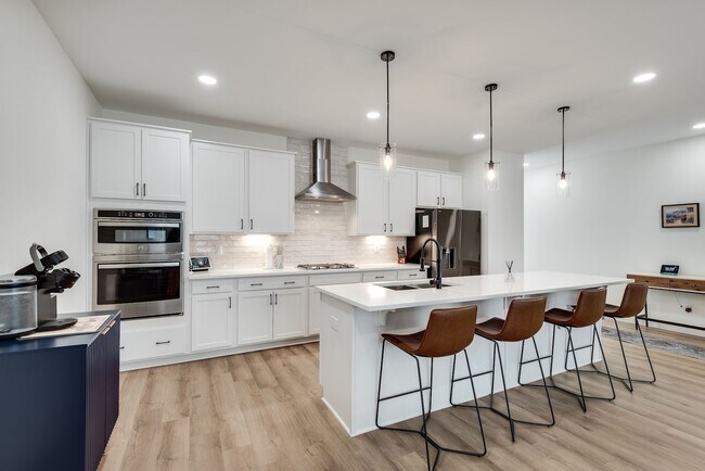 Building Photo - Gorgeous 3/3.5 Townhome Minutes From Downt...
