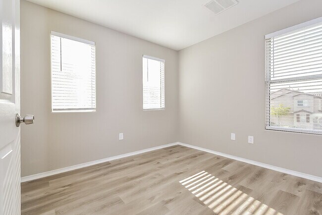 Building Photo - 10348 Faustine Ave