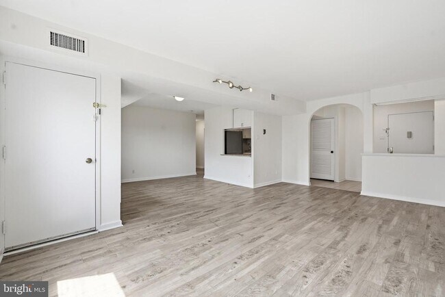 Building Photo - 5340 Holmes Run Pkwy
