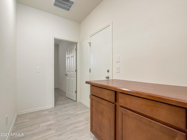 Building Photo - 8847 Fleetwood Ln