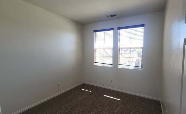 Building Photo - 476