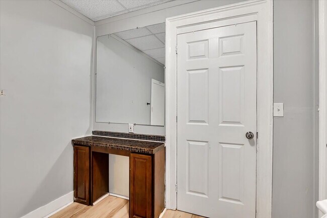 Building Photo - "Spacious 3-Bedroom Gem at 57 1/2 Saratoga...