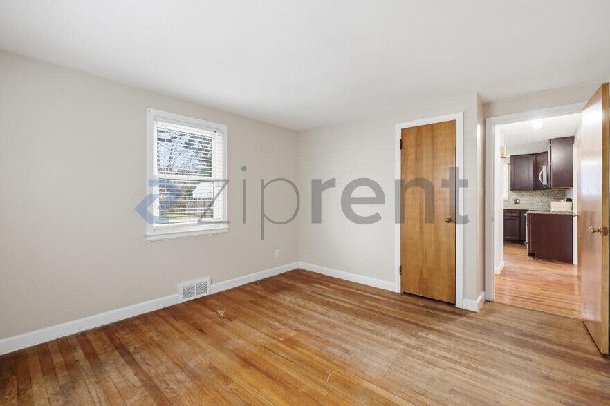 Building Photo - 18 St James St