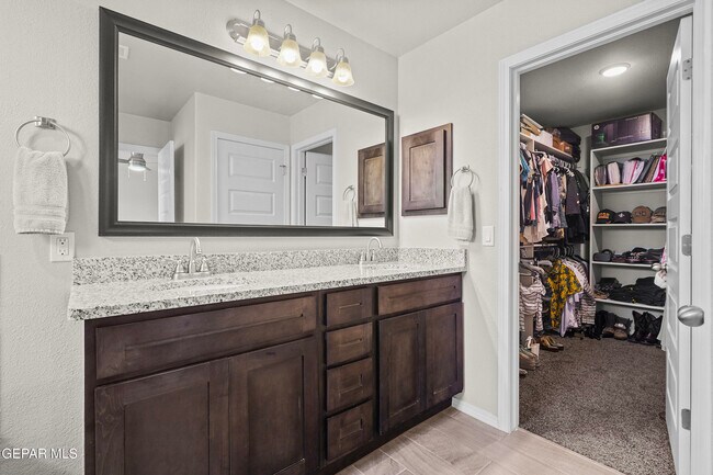 Building Photo - 956 Clapham St