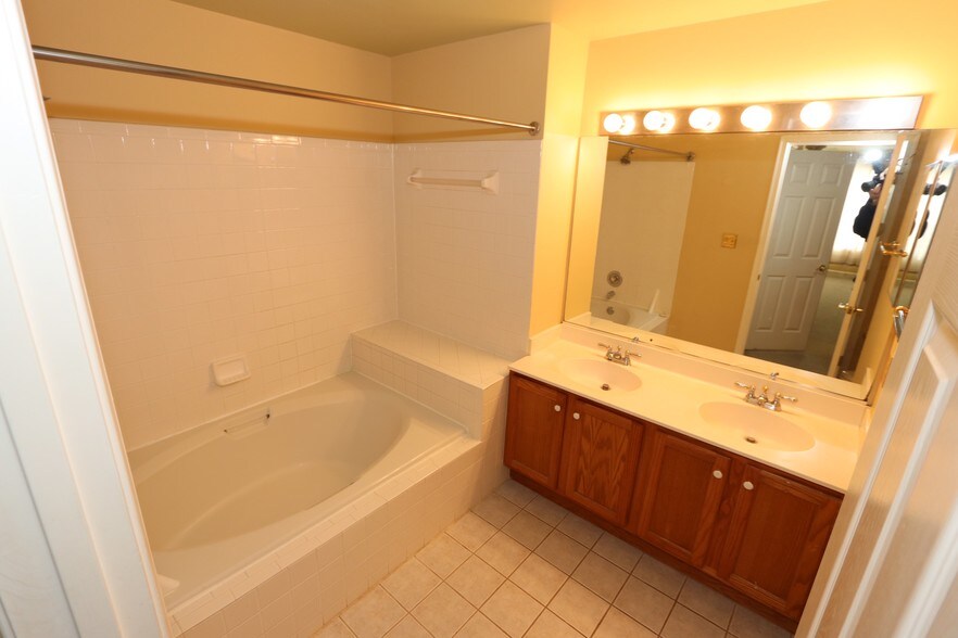 Master Bath - 174 Kendrick Pl