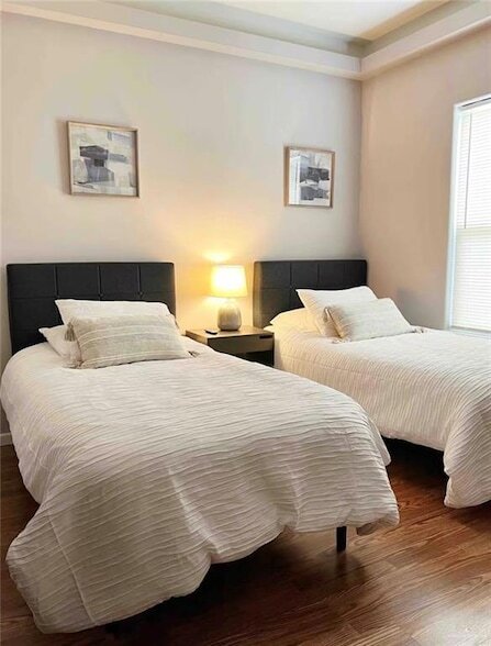 Building Photo - 1320 E Camellia Ave