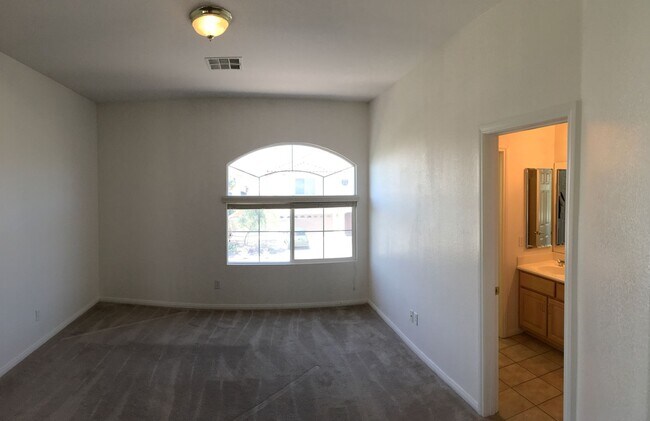 Building Photo - Gorgeous 3Bed/3Bath home located in Royal ...