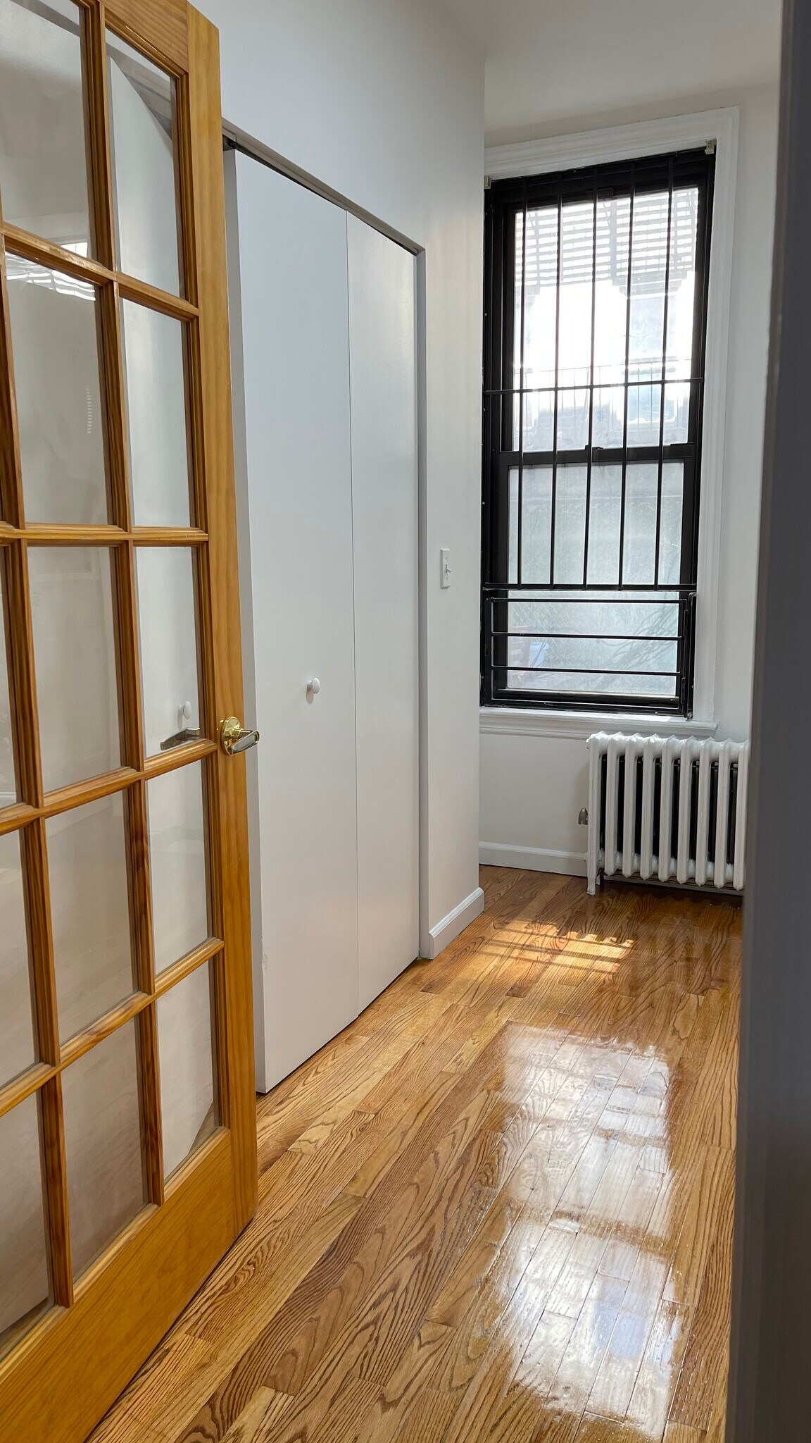 bedroom - 215 E 88th St