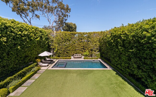 Building Photo - 146 N Carmelina Ave