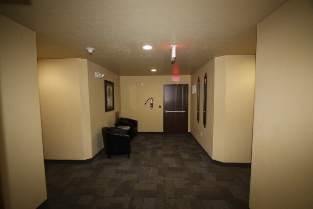Building Photo - 2 Bedroom Condo close to Downtown and Shop...