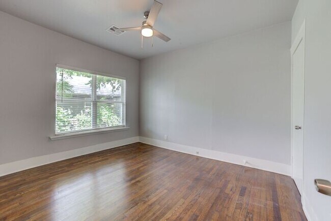 Building Photo - Charming Craftsman 3/1 Home Next To TU!