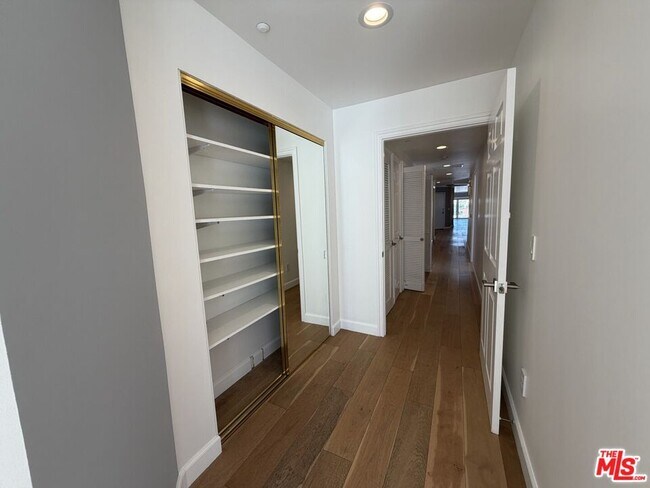 Building Photo - 1247 Barry Ave