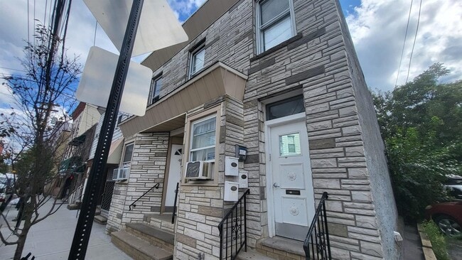 Building Photo - 409 37th St