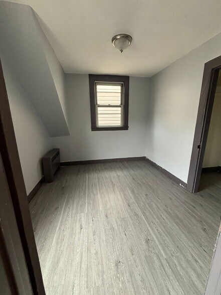 Building Photo - 153 Garside St