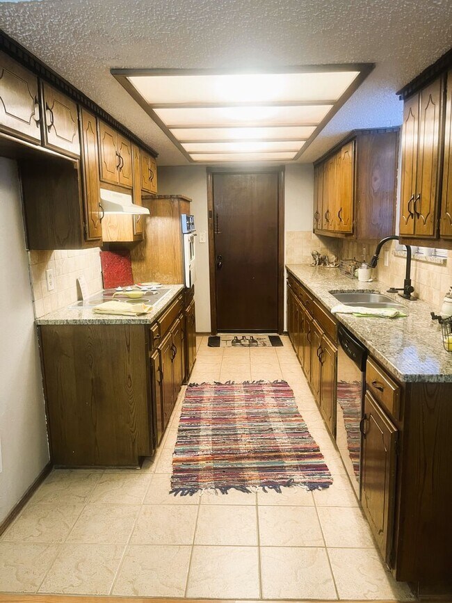 Building Photo - Norman. 3 bed, 2bath, 2 car garage with storm shelter