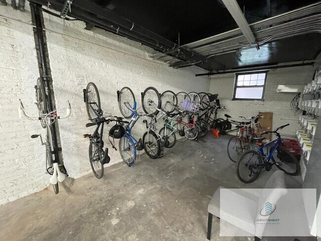 Building Photo - 845 W Agatite Ave