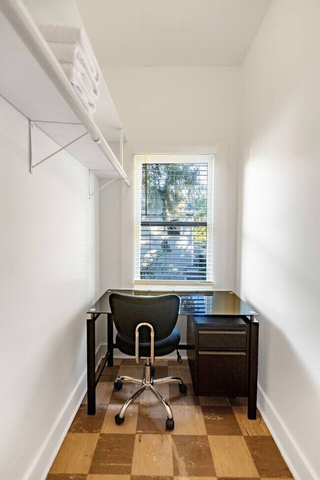 Building Photo - 205 SE 7th St