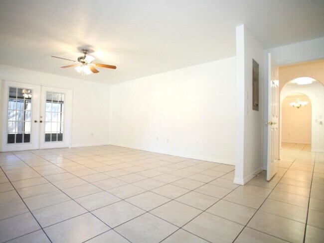 Building Photo - Charming 3-bedroom, 2-bathroom home located in the desirable Heatherwood community.