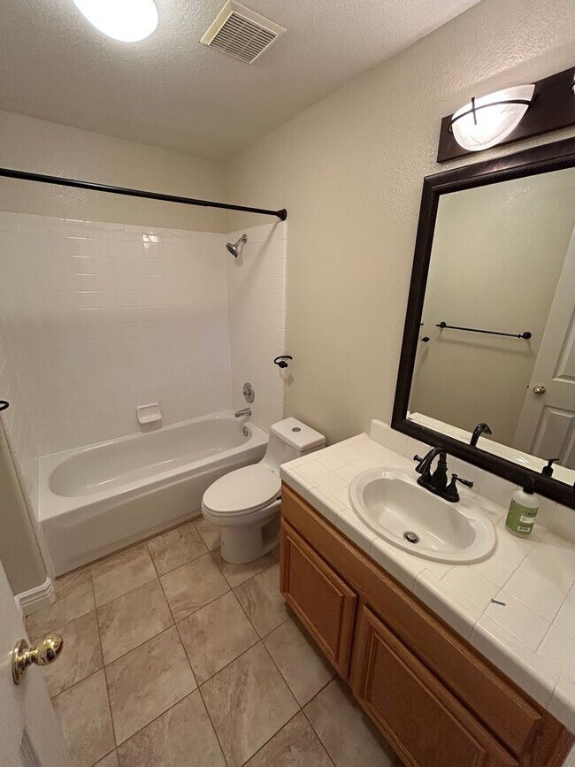 Building Photo - Spacious 4 Bed 3 Bath Home in Garin Community