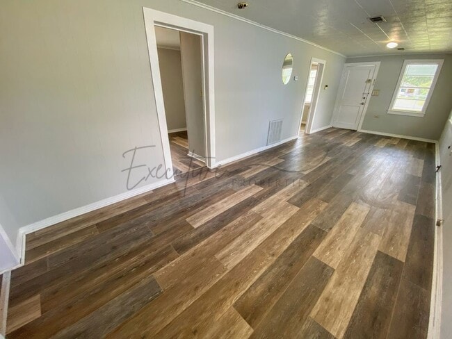 Building Photo - Simple & Comfortable 2 Bedroom Home in Iowa, LA with Large Yard & Shed