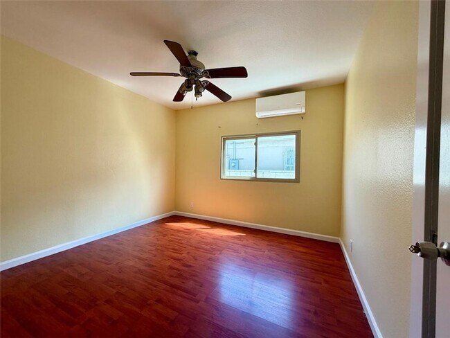 Building Photo - 607 W 101st St