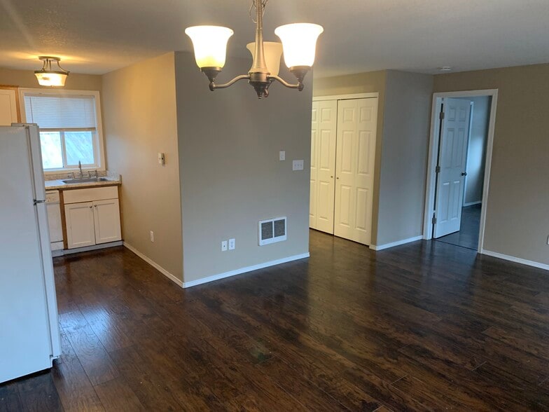 1b1b - 16049 SE Caruthers St