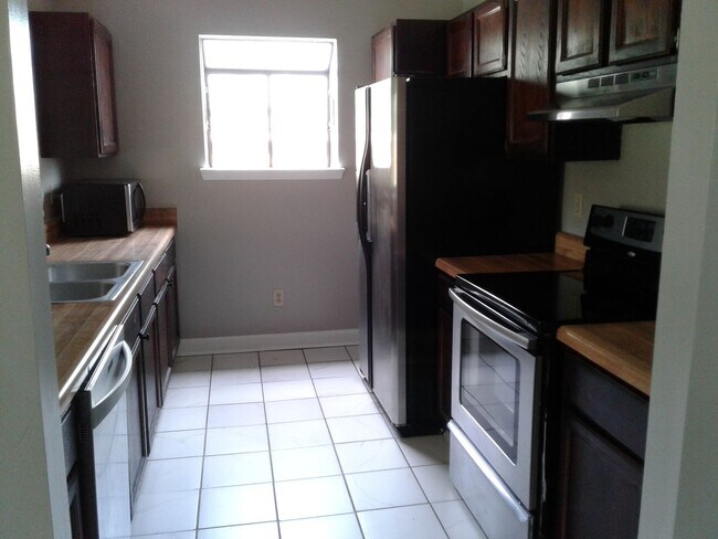 Building Photo - 211 Teakwood