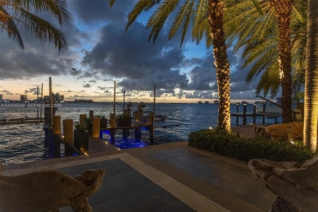 Building Photo - 2440 N Shore Terrace