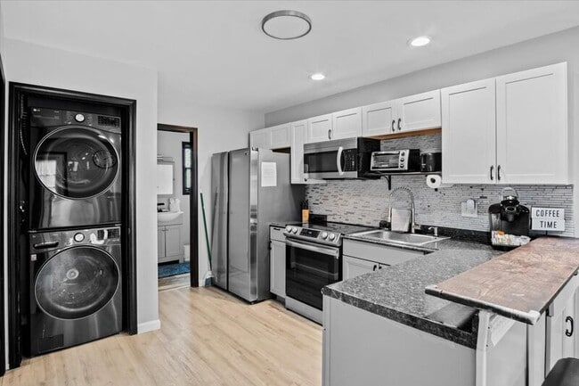 Building Photo - 1150 Country Club Dr