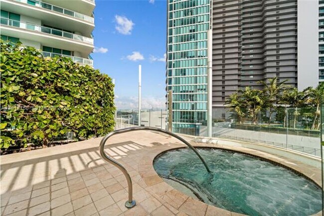Building Photo - 900 Biscayne Blvd