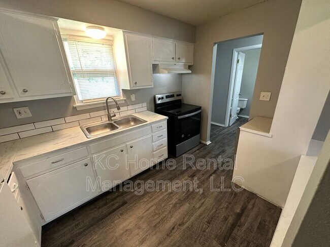 Building Photo - 212 N Oak Dr