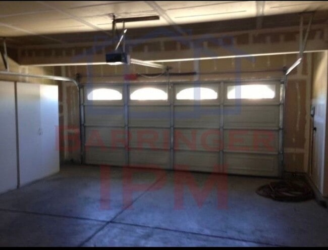 Building Photo - Close to freeway and shopping