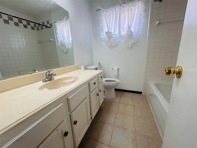 Building Photo - 10502 Long River Dr