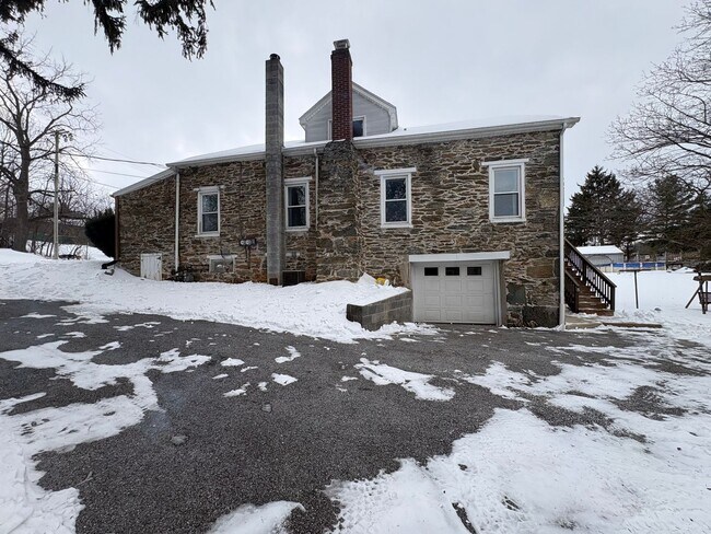 Building Photo - Dallastown SD, Cozy 2 Bedroom/1 Bath 2nd Floor Apartment