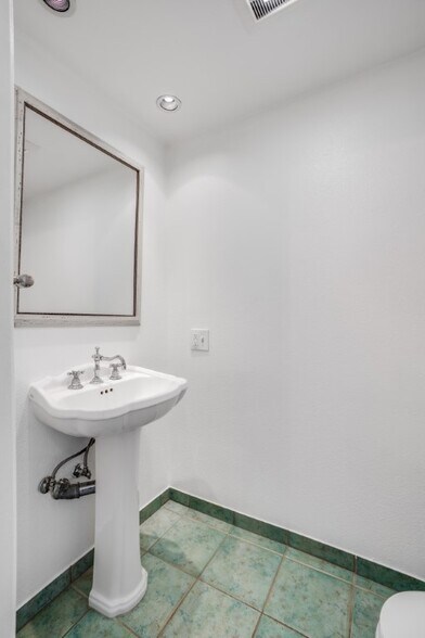 Building Photo - 321 S San Vicente Blvd