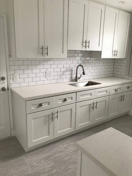 Building Photo - 7735 Hollywood Blvd