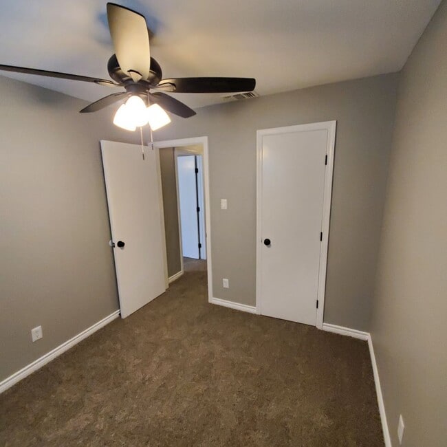 Building Photo - Beautiful Town Home