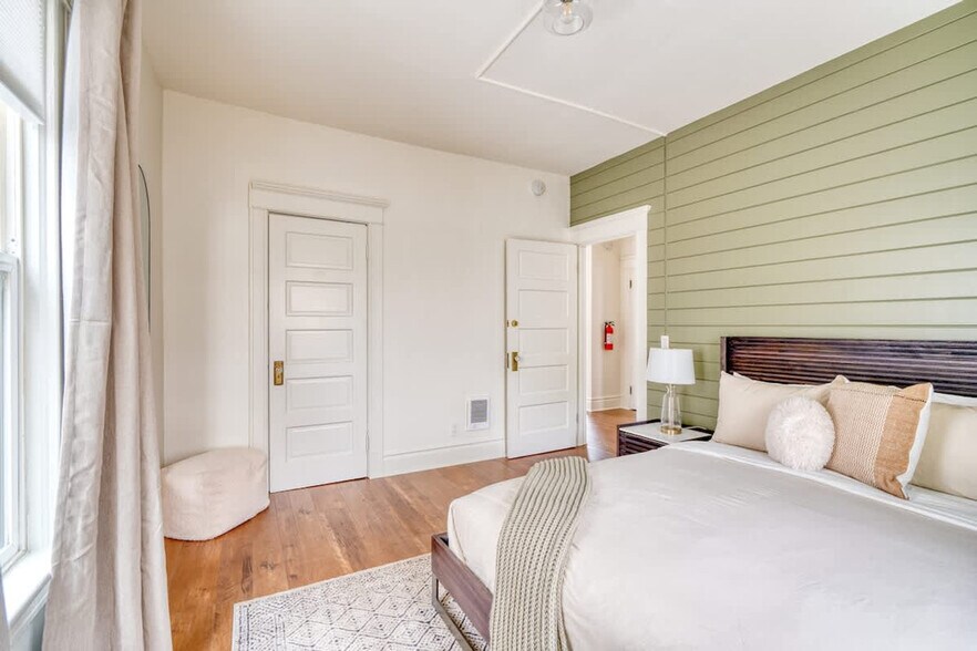 Building Photo - 1036 SE 12th Ave