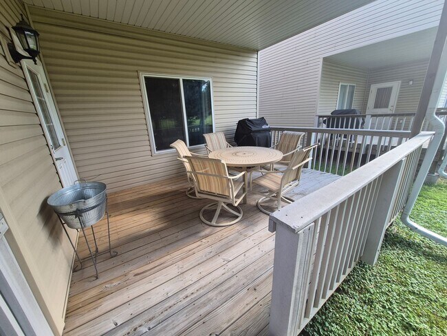 Building Photo - Townhome overlooking Park w/ Laundry & Att...
