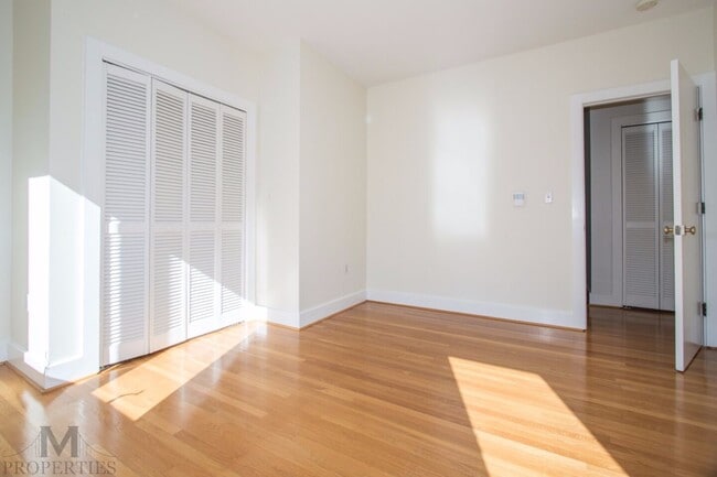 Building Photo - Eureka Valley 4 Bed + Bonus Room, 3 Bath, ...