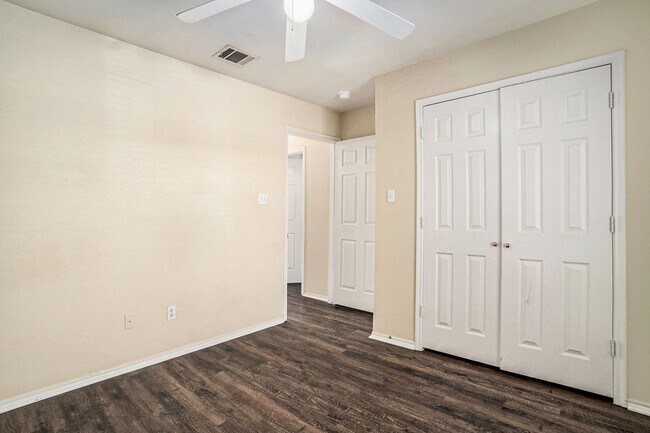 Building Photo - Welcome to this charming 3-bedroom, 2-bath...